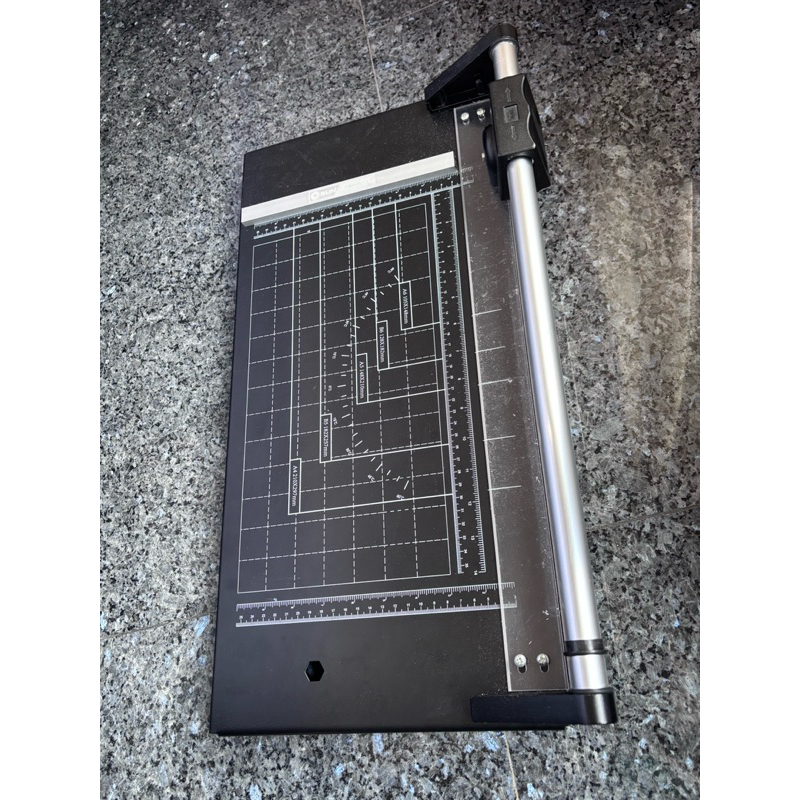 

MESIN POTONG ROTARY TRIMMER A4 35CM LIKE NEW