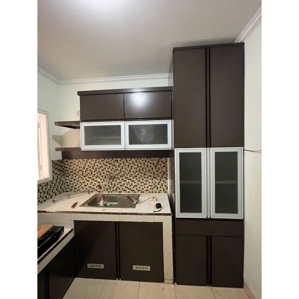 Kitchen Set dan Pintu Tungku Warna Coklat dan Putih Aluminium Dengan Lubang Angin Sesuai Gambar