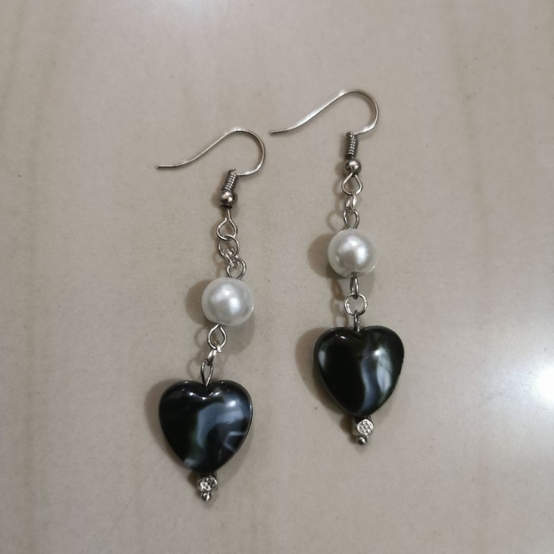 Anting-anting mutiara Hati hitam