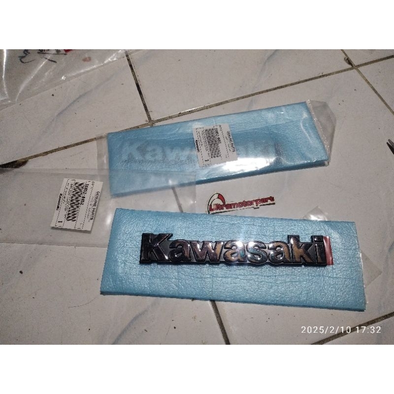 stiker emblem timbul tulisan kawasaki zx130 zx 130 original 56052-0452