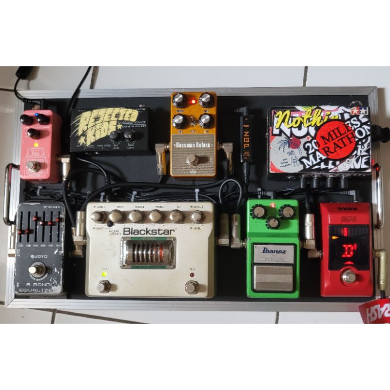 Satu Set Pedalboard Stomp Box dan Isinya