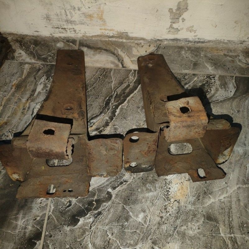 Bracket Bumper belakang Toyota Corolla DX Tahun 1982-1983 Chrome