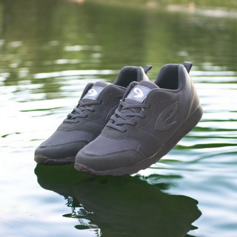 Sepatu Sneakers Hitam Pria sepatu sport jogging nineteen fullblack sepatu sekolah
