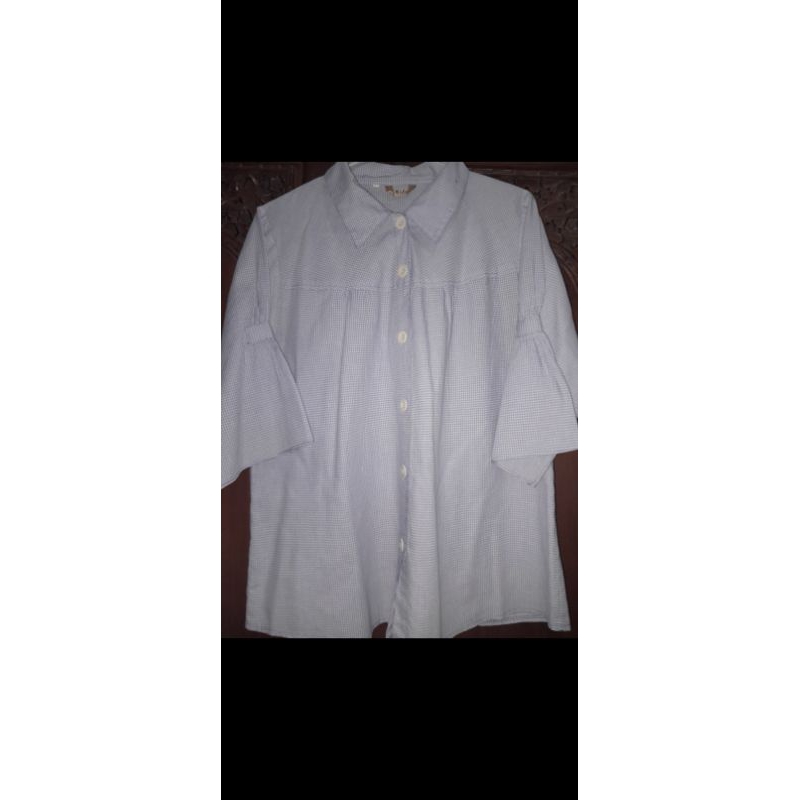 kemeja biru garis-garis putih