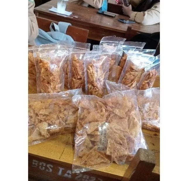 

KULIT PANGSIT PEDAS DAUN JERUK/PANGSIT GORENG/KULIT PANGSIT TERMURAH 50-200 GRAM