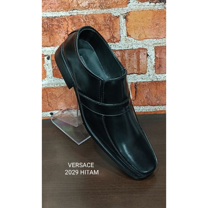 sepatu kantor pria, sepatu kantor cowok, sepatu panthopel, sepatu formal brand VERSACE