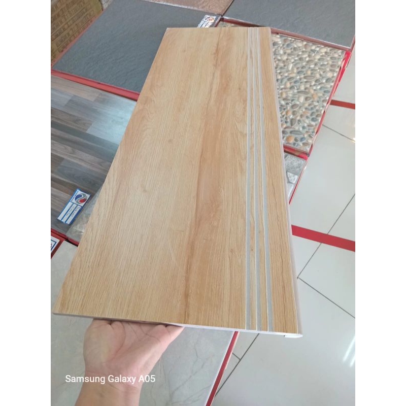 keramik lantai/granit pijakan tangga motif kayu 30x80 30x90 30x100 30x120 matt kw1