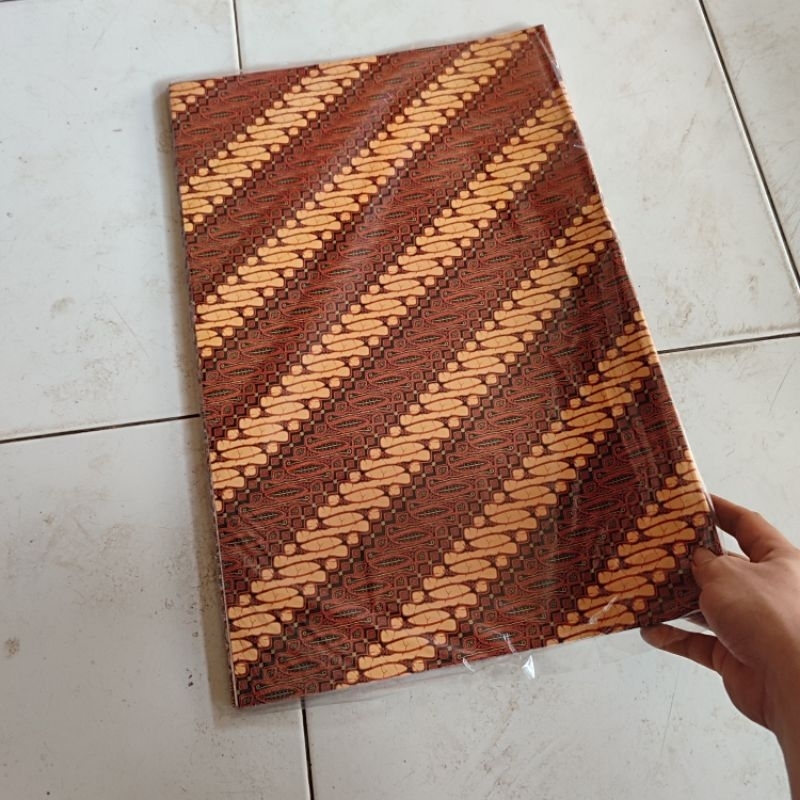 

1 Pak Kertas Kado Batik KIKY Isi 50 Lembar GLOSSY ATAU MENGKILAP