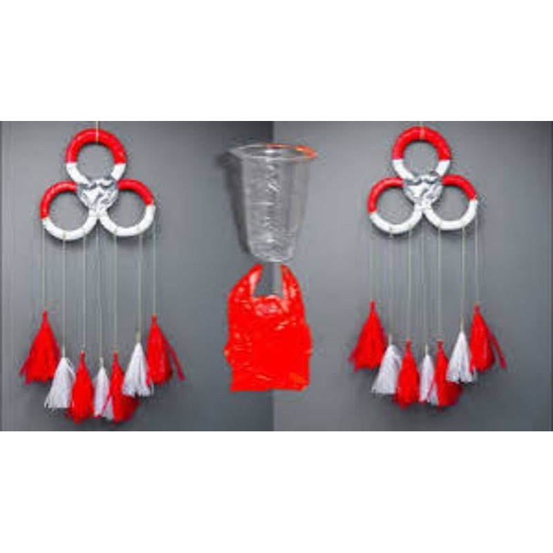 Hiasan dinding tema 17 Agustus dari gelas plastik mineral bekas dan dan kresek tema merah putih,