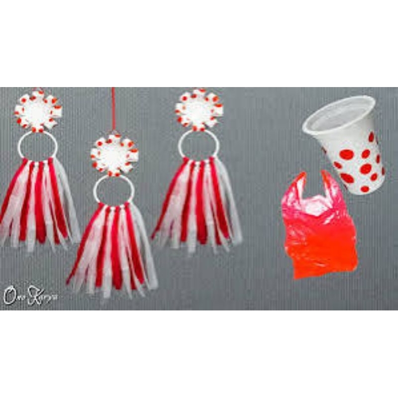 Hiasan dinding tema 17 Agustus dari gelas plastik mineral bekas dan dan kresek tema merah putih.