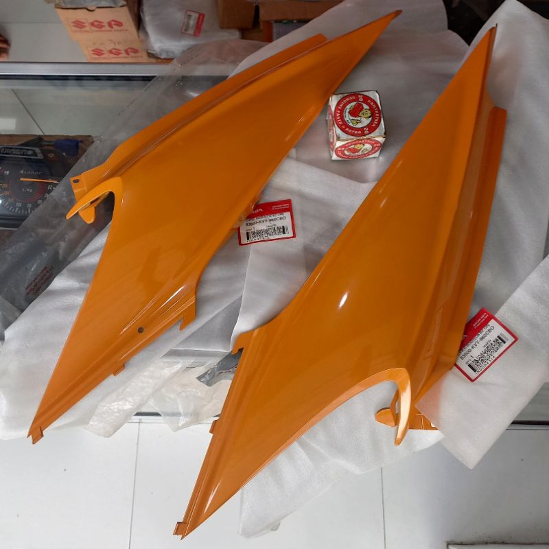 DEK COVER BODI BODY OREN ORANGE KANAN KIRI HONDA BEAT KARBU ORIGINAL ORI ASLI AHM 83500-KVY-960CBO