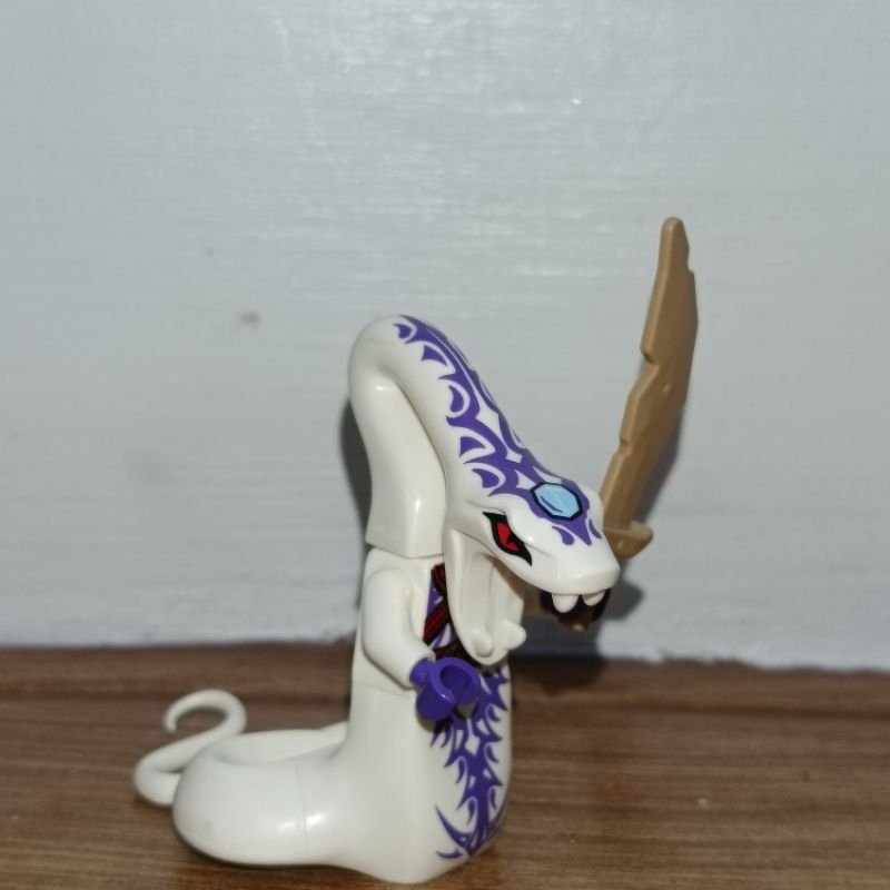 Lego Ninjago Pythor Chumsworth - White with Purple