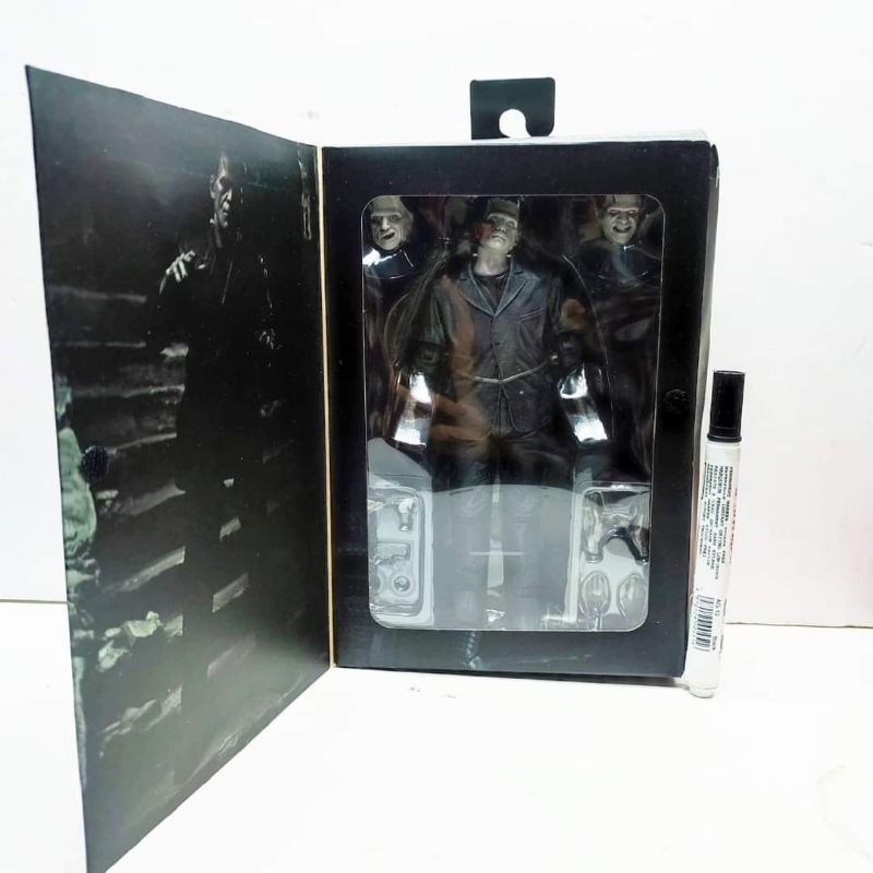 mainan action figure Ultimate frankenstein monster Warning the monster is loose The original horror 