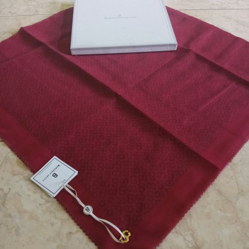 Buttonscarves tapis red