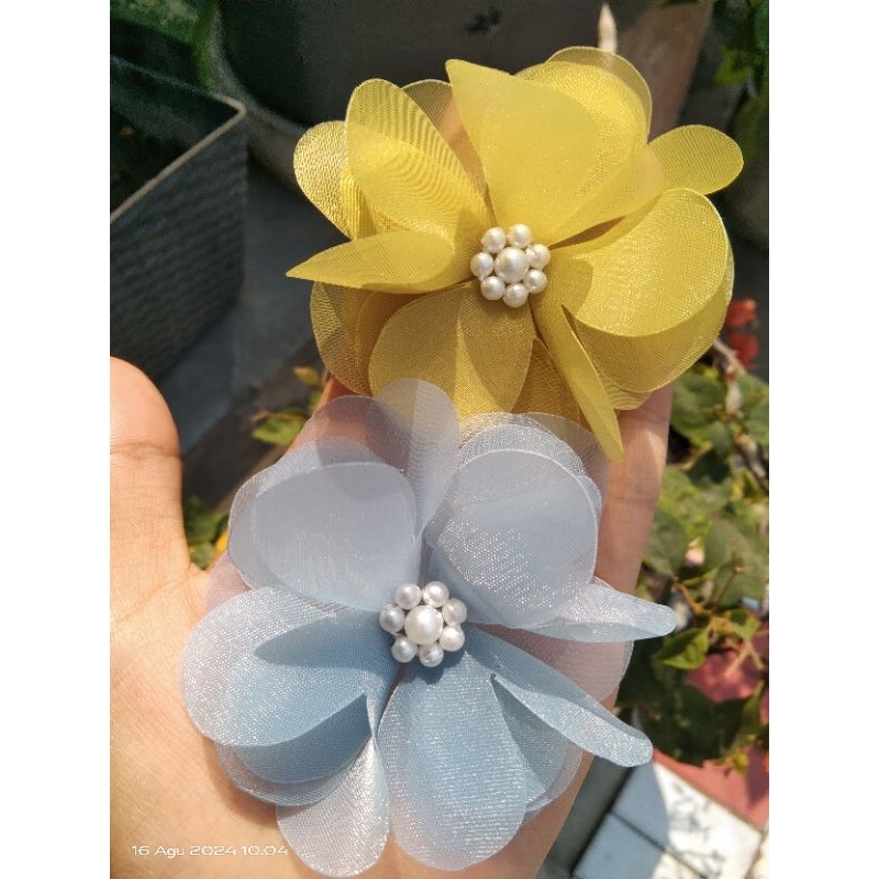 Aplikasi bunga solder hiasan baju