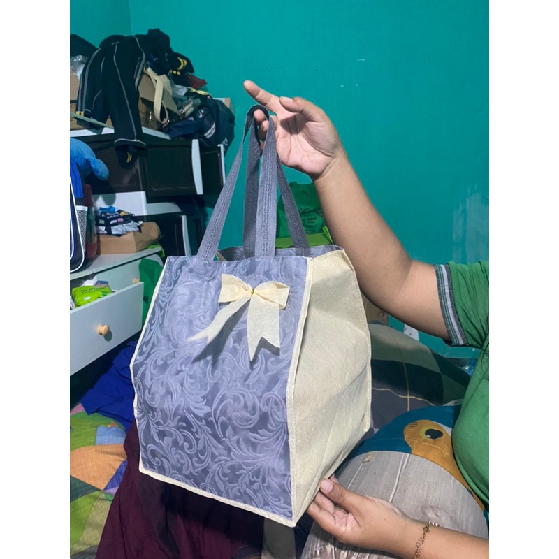 

1 LUSIN 12 PCS GOODIE BAG TAS HAJATAN EMBOS PITA 22x22 TINGGI 3 CM TAS HAJATAN SPUNBOND TAS HAJATAN SERUT TAS HAJATAN NASI BOX TAS BELANJA TAS NASI KOTAK TAS NASI BOX TAS WALIMAH TAS SPUNBOND