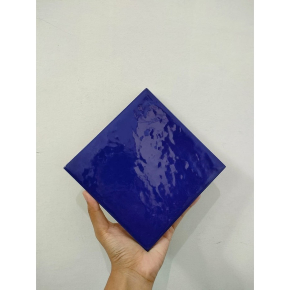 Keramik Dinding Kamar Mandi/Keramik Dinding Kolam Renang Merk Kuda Laut Mass RECTURA 600141 BIRU GLO