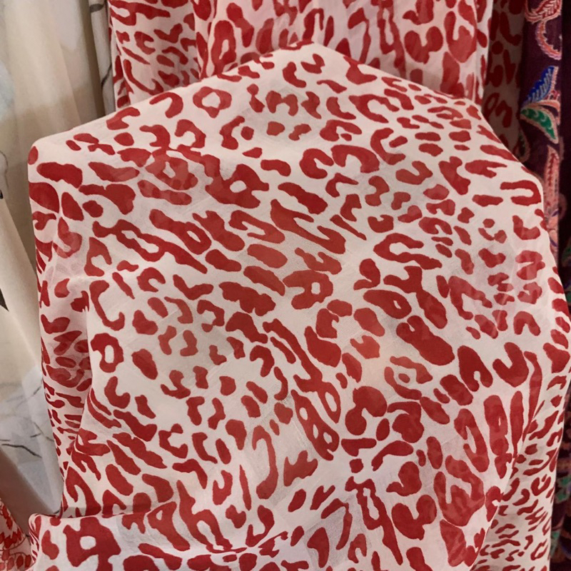 kain sifon sutra - kain sifon silk motif - kain sifon leopard merah - kain kebaya sifon motif - kain