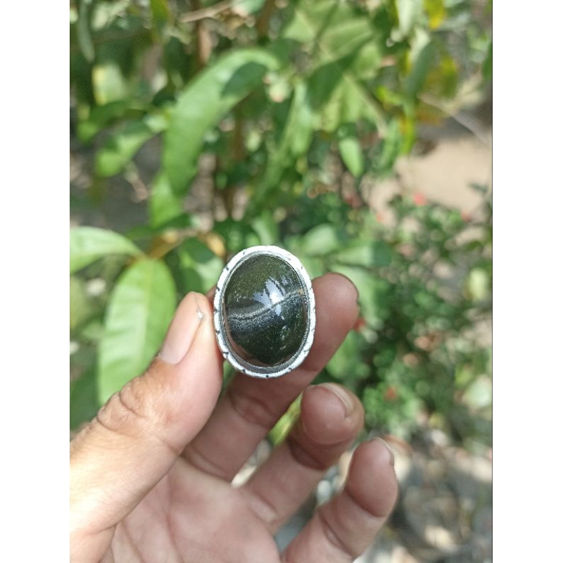 Batu Kendit pasir emas di senter tembus hijau