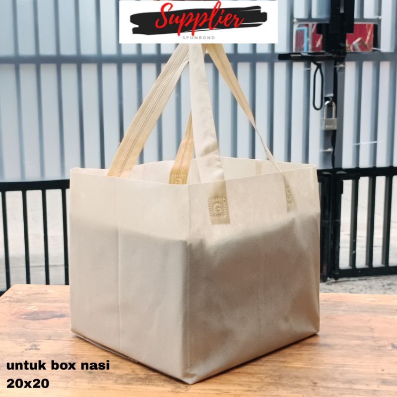 

Tas Goodie bag kotak 2x2 semi box isi 12pcs