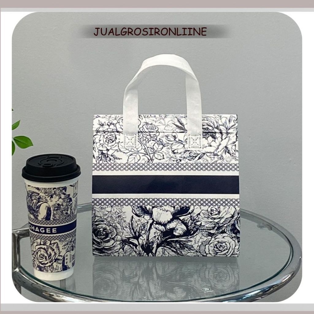 

Paper Bag Kain Donker Diioorr Tas Tahan Panas Gift Bag Goodie Bag Premium