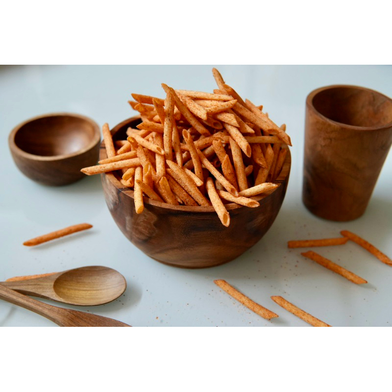 

Ay00! 1 KARTON snack PANELA STIK BENTUK BAMBU isi 2 kantong total 1kg - pedas gurih - 2 rasa mix