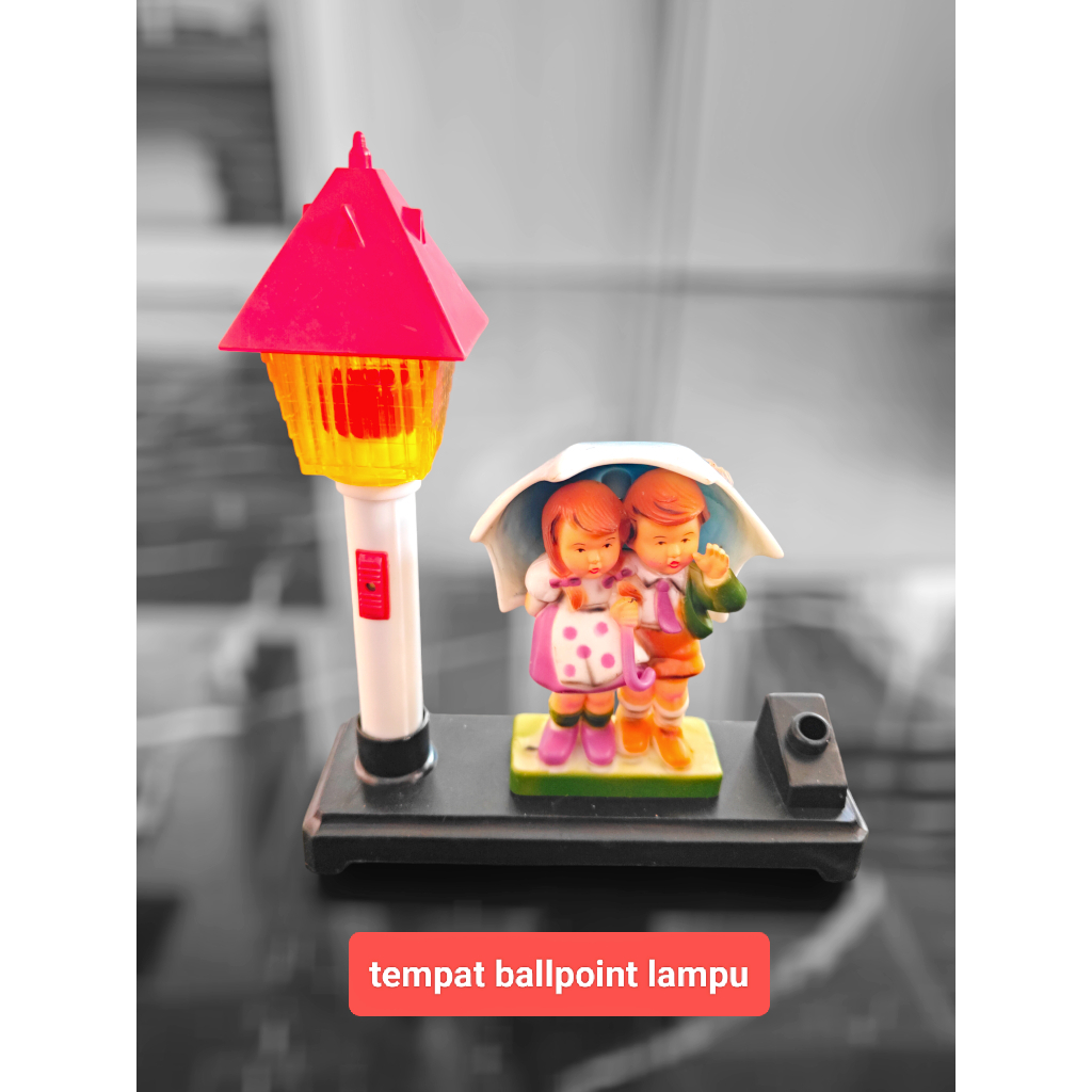 

Tempat Ballpoint Motif Lampu Boneka Sejoli