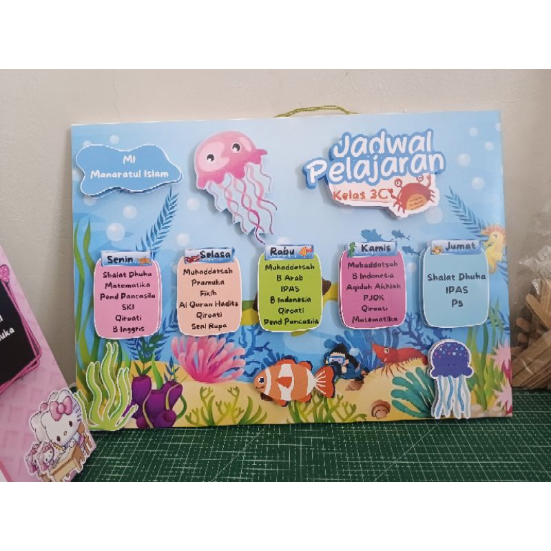 

Paket Jadwal Pelajaran dan Papan Absen design 3D bisa custom dan request tema design