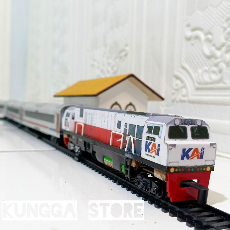 Kereta Api Indonesia Lokomotif CC206 Rangkaian Gerbong Penumpang Lengkap Stasiun