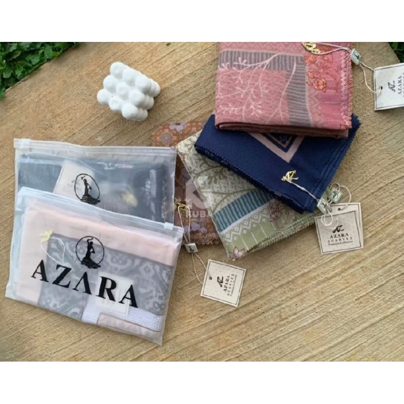 HIJAB SEGI EMPAT AZARA MOTIF PACKING POUCH METAL LOGO LASER CUT HIJAB PASHMINA SYARI BERGO