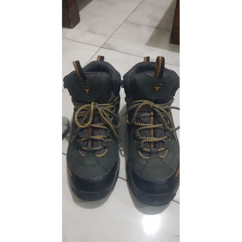 Sepatu Treksta Miracle