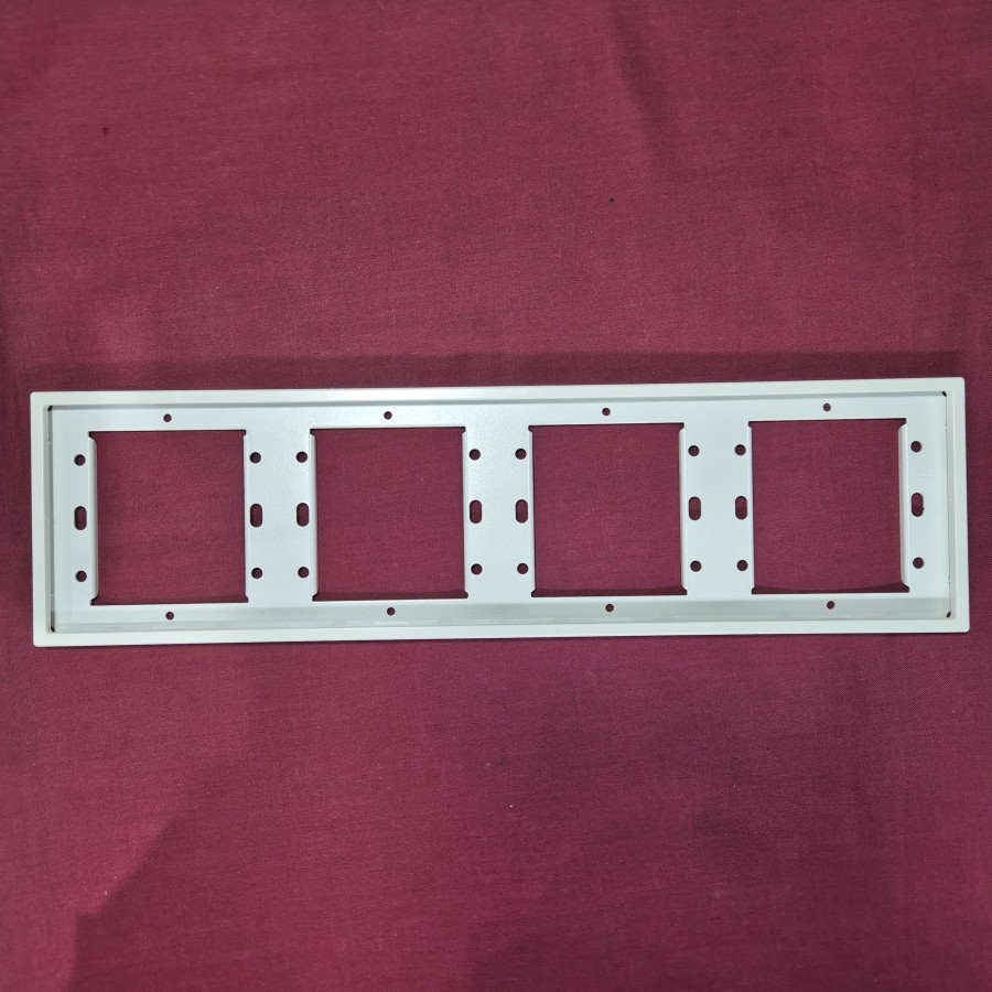 700640N Frame Saklar Stop Kontak 4 Gang I7 White Simon