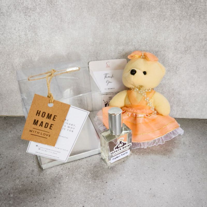 

Hampers boneka dan parfum Lovely Lullaby Chell's X Zephyr Noire