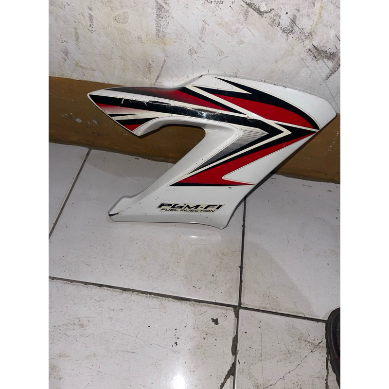 SHROUD R Cover Sayap Tangki samping kanan honda CB 150 R old lama putih asli original.