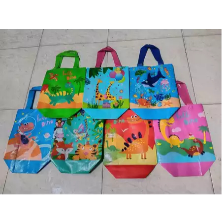 

TAS BOX MIX KARAKTER LAMINASI UKURAN 22x11x23 LIPAT SAMPING & STANDING / TAS SERBA GUNA