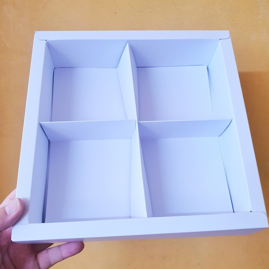 

5 pcs kotak mika packaging cookies sekat 4 ukuran 22x22x6cm warna putih polos