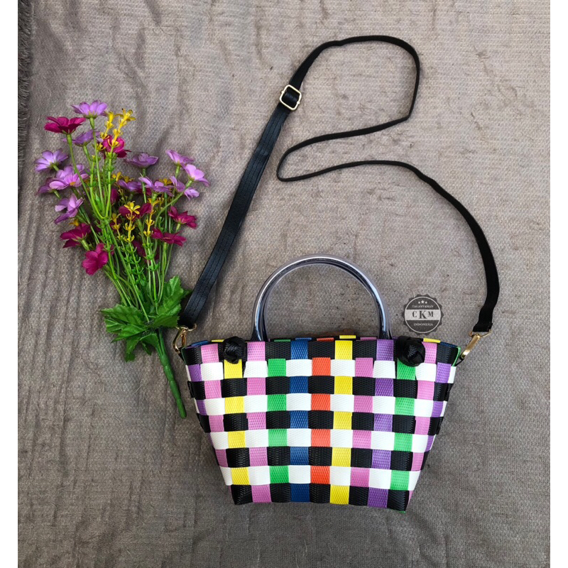 tas selempang wanita anyaman plastik premium motif rainbow
