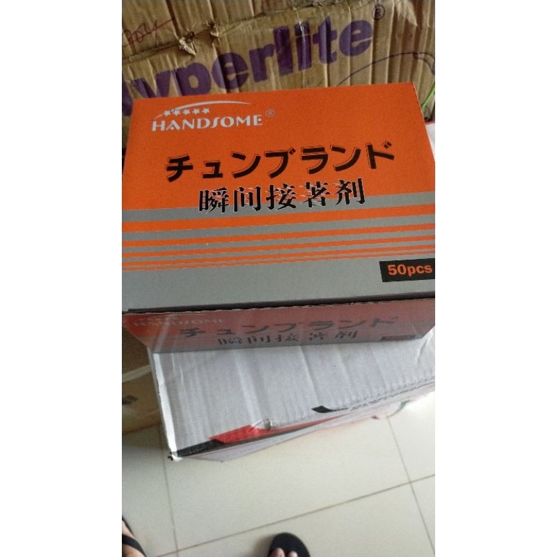 

RB Lem Korea Handsome Atau Lem Tetes Harga untuk 1 Bok Isi 50 Buah