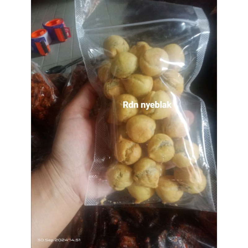 

100 grm kue soes coklat. kue manis kriuk renyah