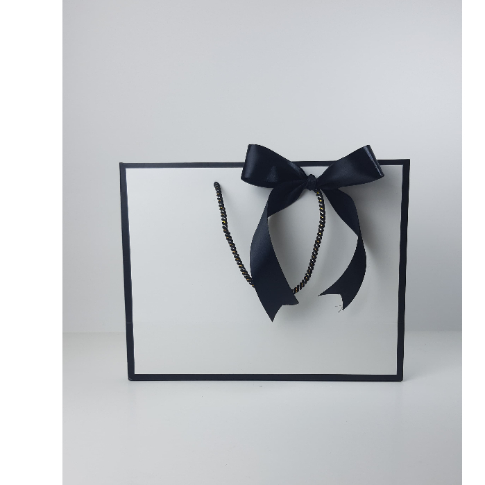 

Paperbag Ivory List Hitam Gift edition Uk 32,5 x 14 x 25cm
