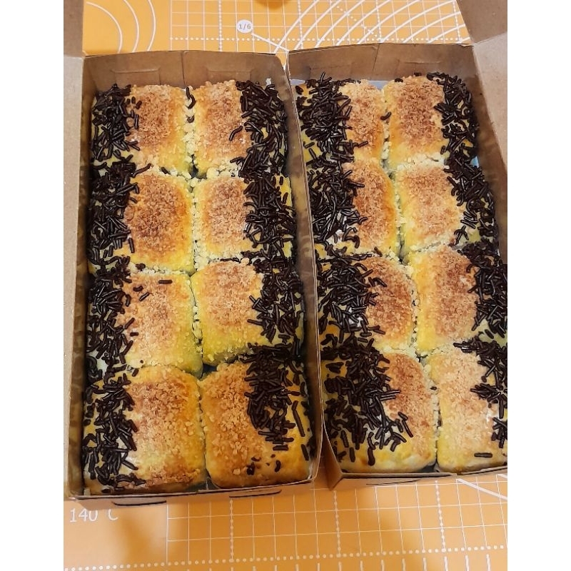 

HALAL bolen PANAS 2 box varian pisang cokelate