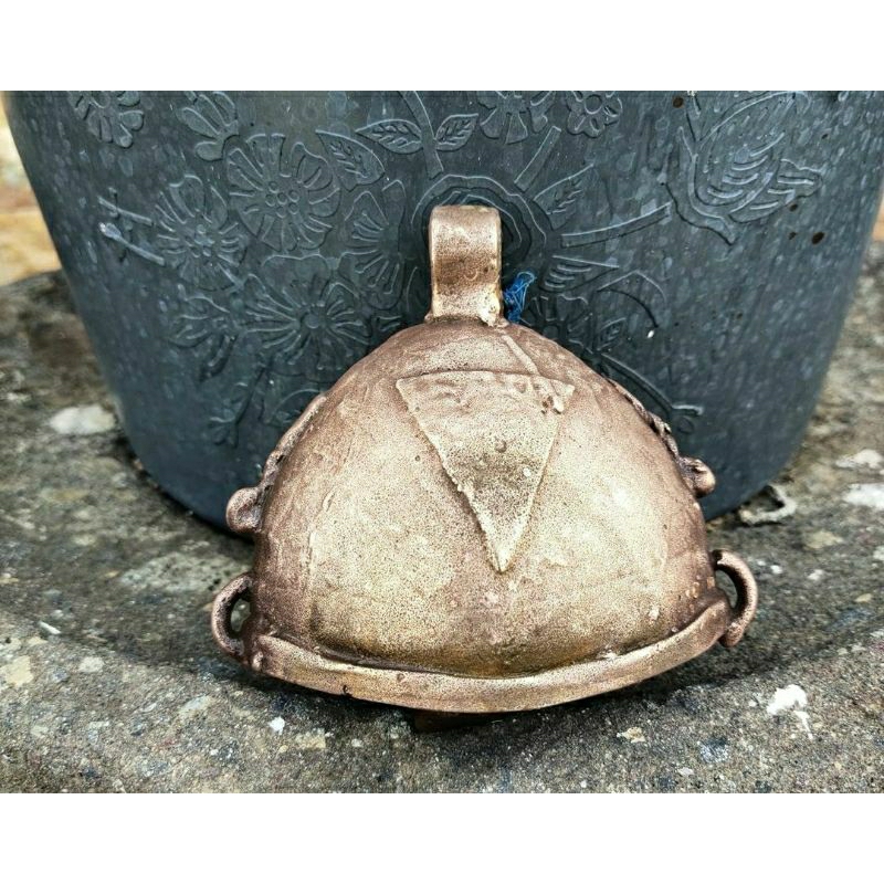 Lonceng sapi kuningan lawas.