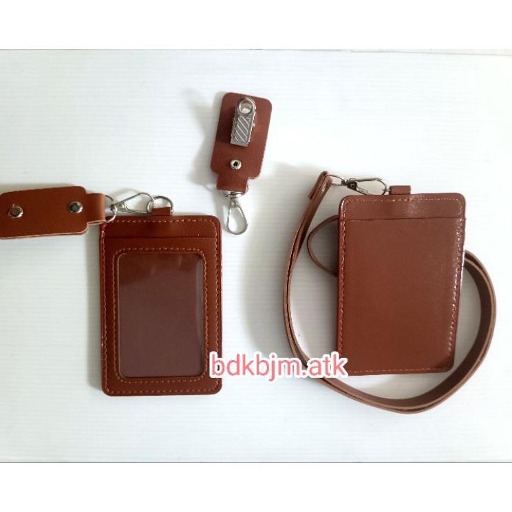 

Best Style Tempat Id Card Holder PU Frame Kulit 2 Kartu bisa custom namalogo Casing PU Leather Card Holder Name Tag Kulit Potrait 2 Slot Makassar