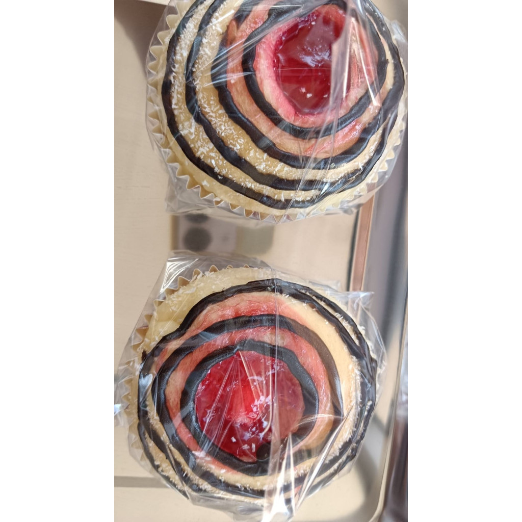 

Roti Strawberry (Topping Strawberry Jam, Coklat, Kelapa Kering)