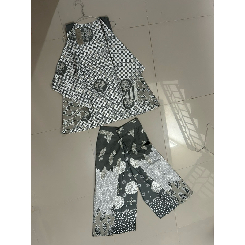 setelan batik (atas bawah)