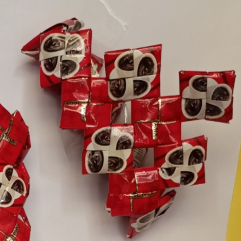 Mahkotaa Kerajinan Tangan Dari Bungkus Kopi Kapal Api