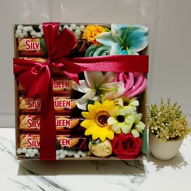 

Hampers Coklat Silverqueen Flower Bloom Box kado ulang tahun valentine aniversary graduation wisuda permintaan maaf hadiah