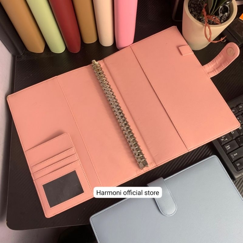 

NYBEBY26 HARMONI - BINDER POLOS EKSKLUSIF-B5 26 RING - AGENDA POLOS B5 - BINDER BAHAN KULIT PREUM