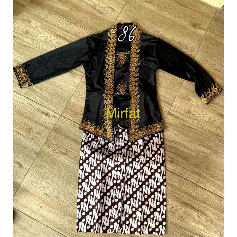 Kebaya bludru korneli +rok wiru jarik