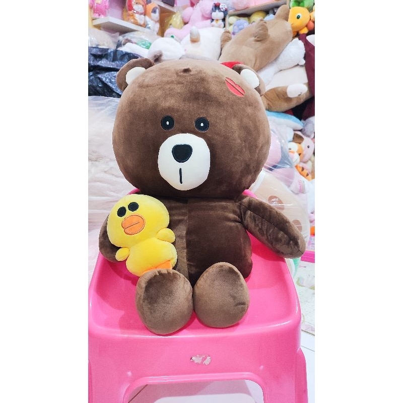 Boneka Brown Jumbo pegang bebek Sally